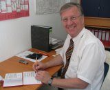 Bernd Scheelen bei seiner ersten Amtshandlung als neuer Vorsitzender der Krefelder SPD. Er unterschreibt Parteibücher für neue Mitglieder - Krefeld, 13. Juni 2006