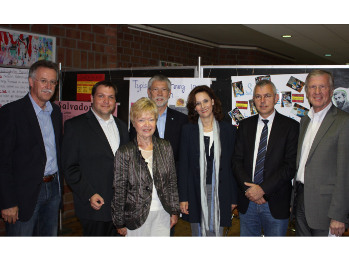 v.l. Klaus Hebborn, Bürgermeister Frank Meyer, Stellv. Vorsitzender der SPD Krefeld, Gisela Lücke-Deckert, Dr. Thomas Delschen, Ulrike Lubek, Norbert Killewald und Bernd Scheelen MdB, Vorsitzender der SPD Krefeld